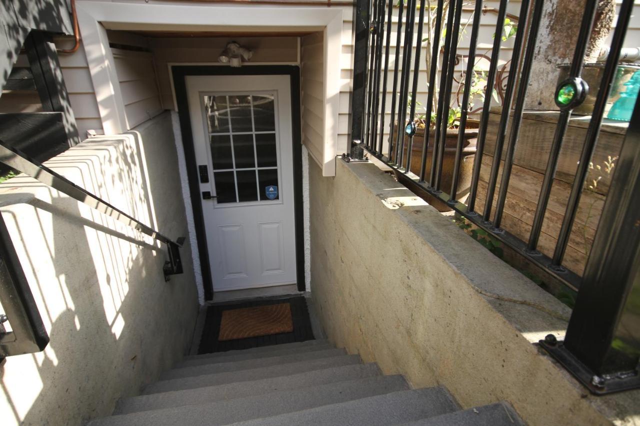 The Orange Door Bungalow Vancouver Exterior photo